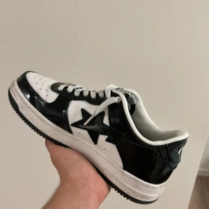 Bape Sta White & Black - Säljer dessa Bape Sta Black & White i storlek 43 eftersom de inte kommer till användning längre  8/10 cond. 