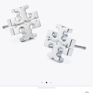 Tory Burch örhängen - Säljer Tory Burch örhängen i nyskick. Nypris: 1000kr Säljes för 700kr. Pris kan diskuteras vid snabb affär