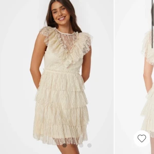 Beige/krämvit klänning - Säljer denna vita/krämvita/beiga klänningen från bubbleroom då jag beställde fel färg! Aldrig använd endast testad! I storlek Xs💋 jätte fin och passar perfekt till skolavslutning tex❤️