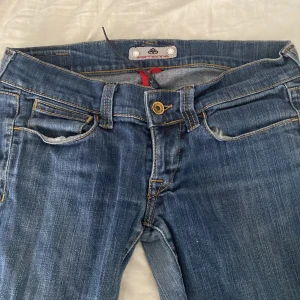 Low waist jeans  - Väldigt låg midja. Har använt typ 1 gång. Köpts från en annan tjej i Plick. Säljer för att det ej kommer till användning. Innerbenslängd är 77 cm och midja rakt över är 37 som kan justeras av ett snöre inuti.