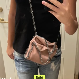 Stella McCartney  - Söker denna Stella McCartney väskan i modellen ”Tiny”. Hör gärna av er om ni har den och vill sälja.