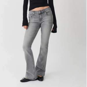 Säljer dessa super fina Lågmidjade jeans från Gina tricot då de inte långre kommer till användning. De har inga defekter, ny pris 500kr, det går jätte bra att trycka på köp nu 💕