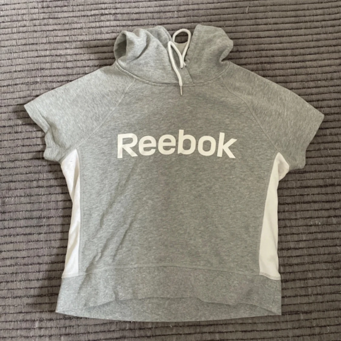 Reebok tröja med luva 