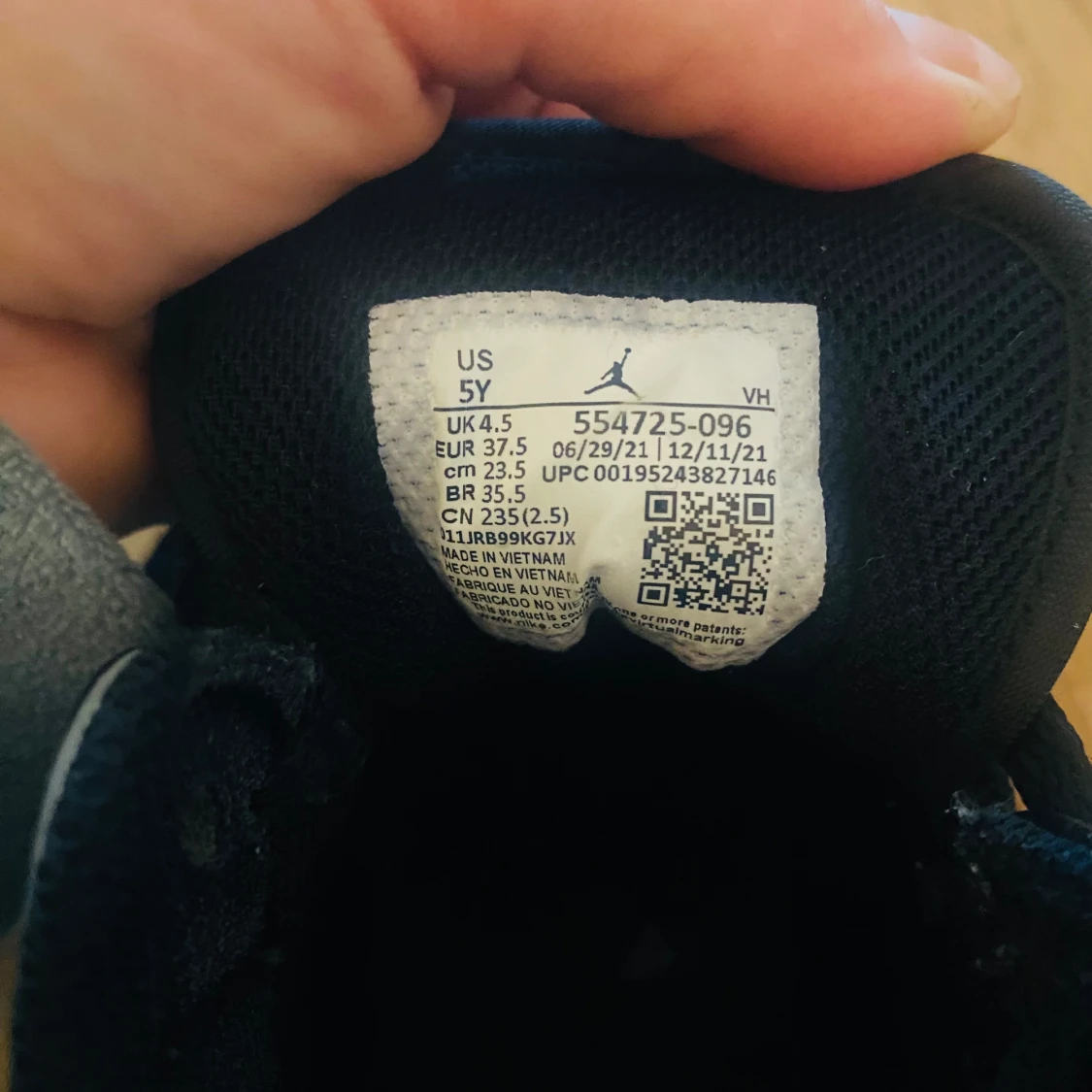 Jag säljer mina Nike Jordan skor för att jag använder inte dom längre. - 92