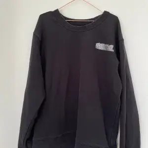 Sweatshirt med snyggt tryck på rygg