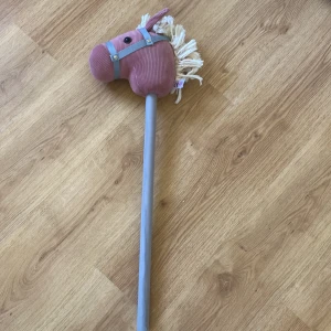 En rosa käpphäst - Är rosa och har typ aldrig använt den 