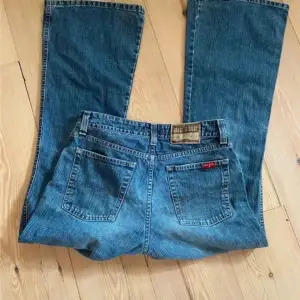 Ett par low waist bootcut jeans ifrån bigstar. Köpt second hand men de passade inte mig, därav säljer jag. Bilderna är inte mina! Size: 29 Length: 30