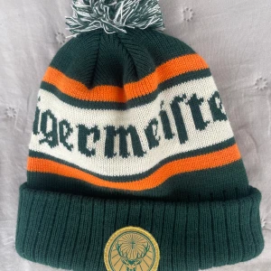 Jägermeister mössa  - Endast intressekoll, får jag ett rimligt bud så säljer jag. Fick denna mössa när jag jobbade i Åre och går ej att få tag på i butik så väldigt unik. Kommer inte till användning och vill se vad jag kan få för den så kom med bud. Vill minst ha 700 kr. 