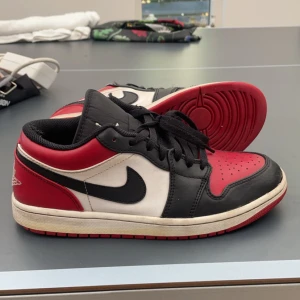 Jordan 1 low bred toe  - Hejsan! Säljer dessa jordan 1 då de inte passar mig längre. Skicket är 8/10 med tex lite färg som gått av på skon (se bild 3) men inget som märks tydligt. 