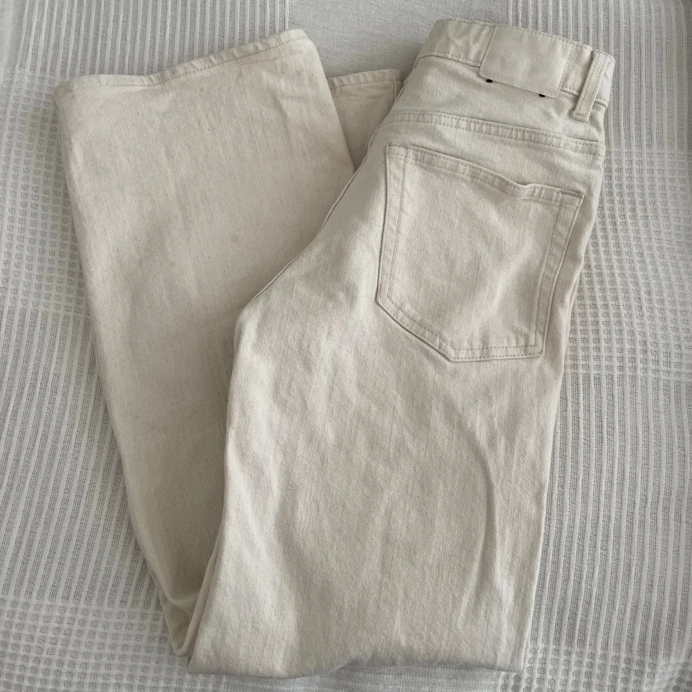 Beiga jeans från Weekday i storlek  25, modellen ’Very high wide jeans’. Nyskick! Säljer pga för små.. Jeans & Byxor.