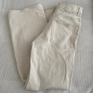 Weekday jeans - Beiga jeans från Weekday i storlek  25, modellen ’Very high wide jeans’. Nyskick! Säljer pga för små.