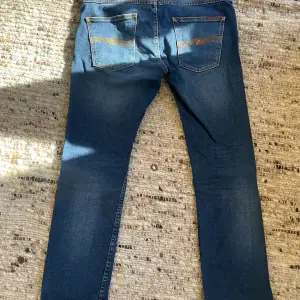 Säljer mina nudie jeans. Modellen heter grim Tim och storleken är 32/30. Nästan helt oanvända så dem är i toppskick!  