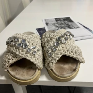 Inuiki tofflor  - Tvättas rent såklart, använda men har mycket mer att ge. Små i storlek, så vill ngn byta mot större är de intressant. 