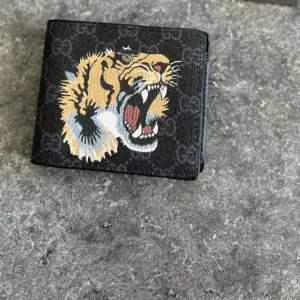 Väldigt fin Gucci tiger plånbok med mycket plats inuti