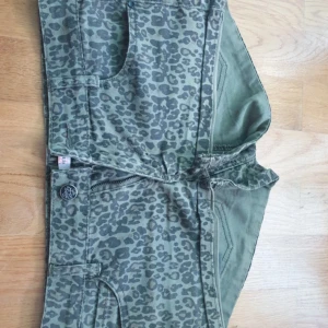 Leopard jeansshorts  - Intressekoll på dessa assnygga lågmidjade, gröna, leopard shorts💚💚 Skriv till mig om ni skulle vara intresserade🩵