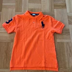 Polo Tröja  - En jätte fin T-shirt till sommaren. Han har typ använt den 3 gånger. 