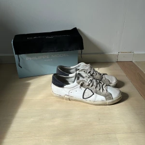 Philippe model  - Säljer just nu ett par sjukt snygga Philippe model skor i suveränt skick för bra pris. Storlek är 43-44 och är köpt för 3100 kr. Det är en av de trendigaste färgerna! Pris kan diskuteras och hör av er vid minsta fundering