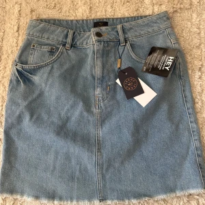 Jeanskjol från Nelly  - Jättefin jeanskjol från Nelly med etikett kvar!