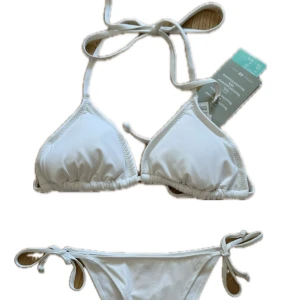 Bikini - Vit bikini från H&M. Helt oanvänd med lappar och skydd kvar på!