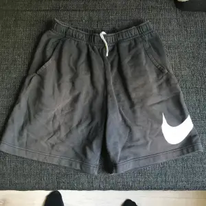Hej! Säljer mina Nike shorts då dom inte kommer till användning längre :OBS dom e solblekta 