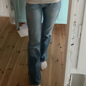 Lågmidjade ljusblå bootcut - Lågmidjade ljusblå bootcut jeans, märke fcuk. 38cm midjemått, grenhöjd 18cm, 83cm innerbenslängd (jag är 172cm) 25cm över låret