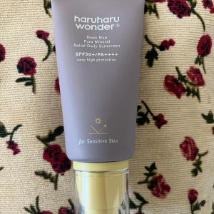 Mineral SPF 50+ haruharu wonder - Den är väldigt ny, har bara testat en gång och den passade inte till min hudfärg tyvärr då den lämnar whitecast. Är den något för dig så skriv gärna till mig!🥰 Original pris 269kr Nu: 200kr  50 ml Vegansk Sensitive skin  Oparfymerad Koreansk hudvård 