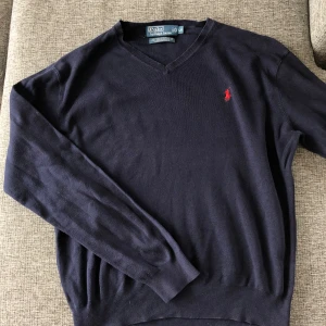 Polo Ralph Lauren Tröja - Riktigt fin tröja till sommarkvällarna☀️  En liten note är att lappen i nacken sitter löst på ena sidan (inget som syns när tröjan är på). Det går egentligen att fixa på några sekunder om du kan sy  Lite liten i storleken. Mer som en M