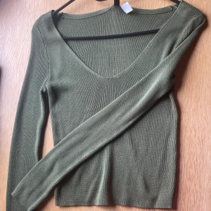 Grön stickad tröja  - Så fin stickad tröja, aningen croppad och en fin ringning🌸