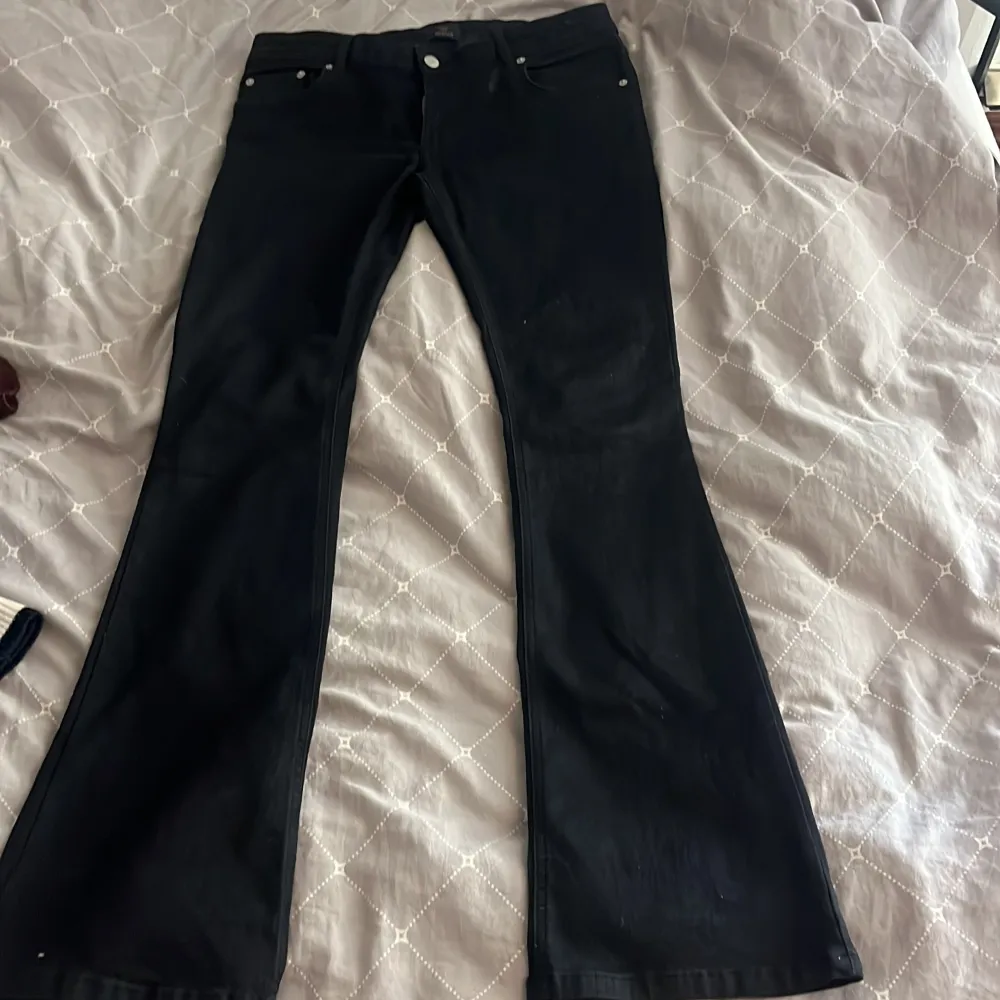 Dessa byxor är storlek M men passar även S, dom är väldigt low waist, dom är även använda 2 gånger . Jeans & Byxor.