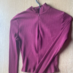 Röd tröja med dragkedja - Snygg röd tröja med halvdragkedja i nacken och tummhål🌸