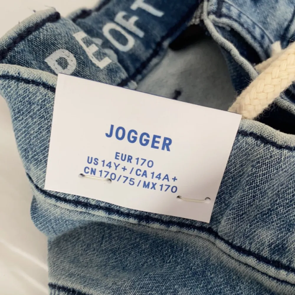 Hej, helt oanvända jeans. Har kvar prislapp och allt, storlek 164. Pris kan diskuteras!!. Jeans & Byxor.