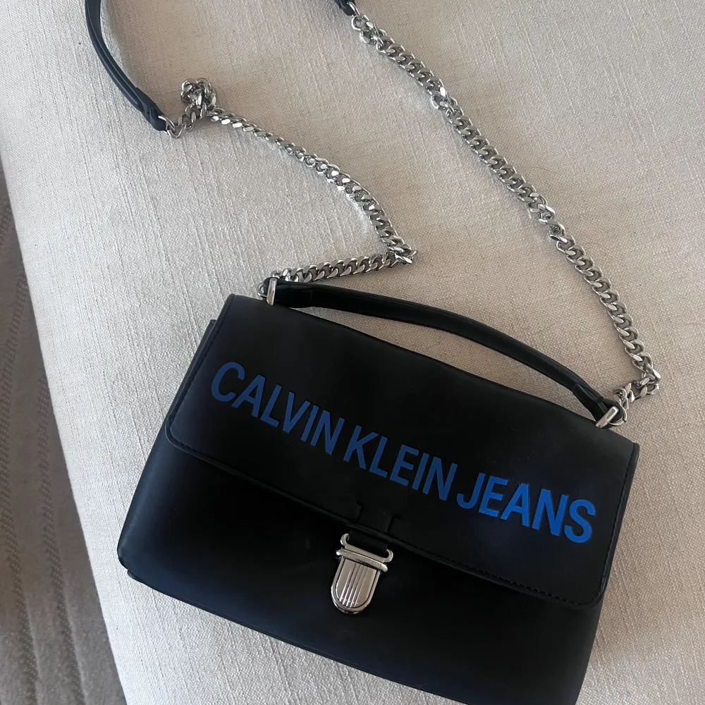Sparsamt använd väska fråb Calvin Klein. Köpt på zalando 💙. Accessoarer.
