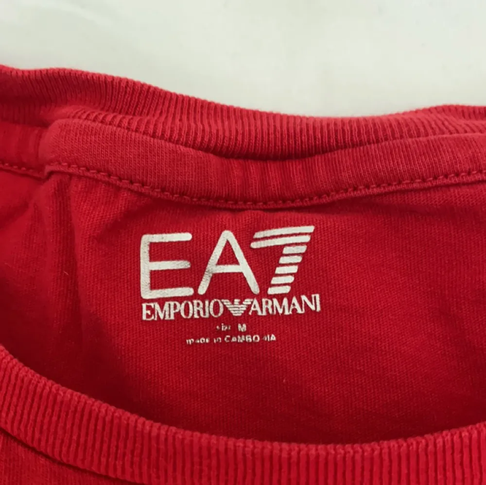 Hej, äkta EA7 t-shirt. . T-shirts.