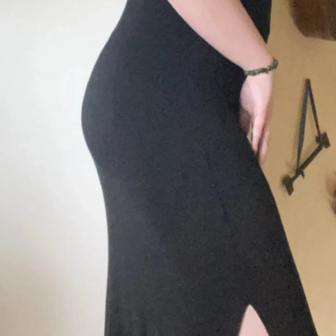 Svart långklänning med djup rygg och slits 