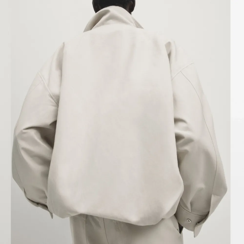 Säljer denna helt oanvända jackan från Massimo Dutti då jag beställde 2, prislapp är kvar. Så snygg verkligen och passar till vår, sommar och höst💕storlek 34 men lite oversized i modellen. Skickar självklart fler bilder vid behov. Nypris är 1499kr. Jackor.