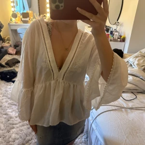 Vit blus - Vit blus med volanger och vida ärmar! Så så fin men använder den inte❤️ nyskick. Från zara!