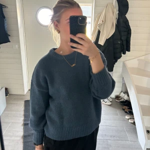 Stickad tröja  - Fin blå stickad tröja, aldrig använd 💙