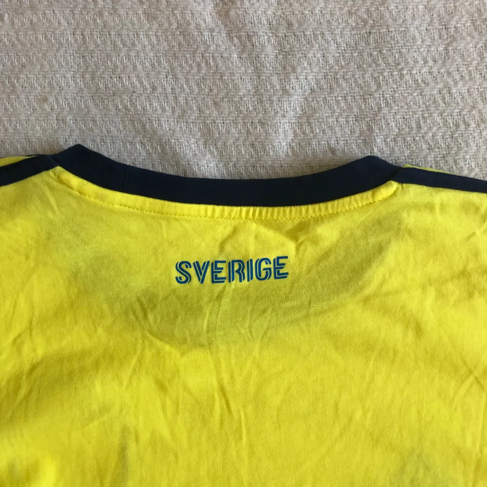 Säljer en Sverige tröja som är perfekt nu inför sommaren. Tröjan är äkta och i mycket bra skick då den inte har några skador eller defekter. Tveka inte på att höra av dig vid minsta fråga eller fundering!. Sport & träning.