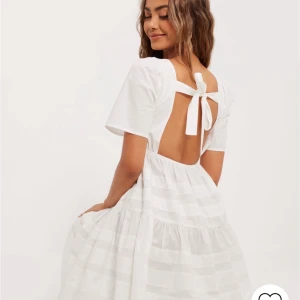 Studentklänning - Så fin klänning som är perfekt nu till studenten eller att bara ha i sommar! Har endast använt den en gång på min student, så skön och inte alls genomskinlig, kunde gå utan BH hela dagen utan problem 🥰