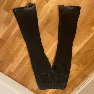 Lågmidjade bootcut jeans, de är lite söndertrampade längst ner men annars i super skicka och sjukt bekväma 