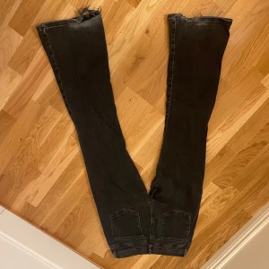 Lowwaist jeans - Lågmidjade bootcut jeans, de är lite söndertrampade längst ner men annars i super skicka och sjukt bekväma 