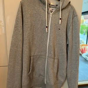 Hoodie med dragkedja  - Som ny! 