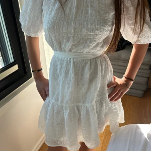 Klänning  - Köpt för 700kr , otroligt bra material , anvönd en gång på konfimationen men inga defekter 