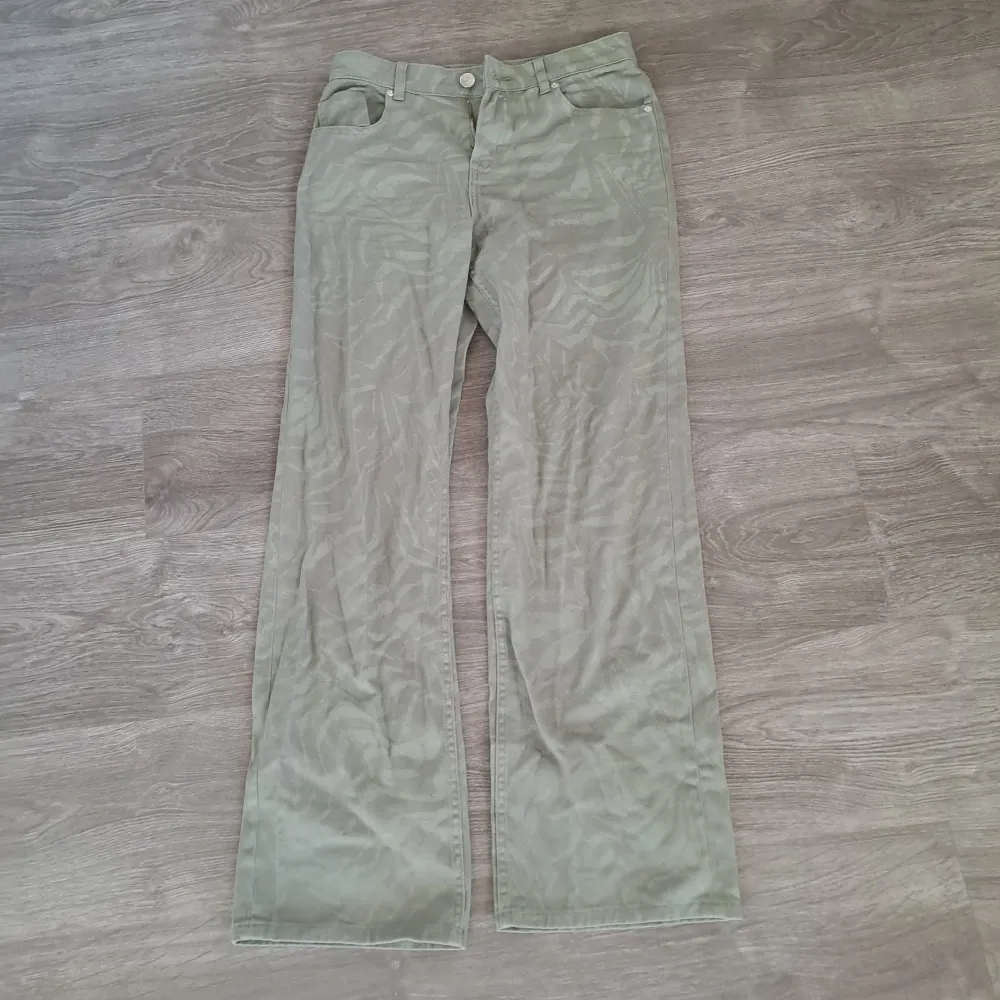 Gröna loose fit jeans med mönster från H&M. Strl 34. Inga defekter 💗. Jeans & Byxor.