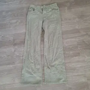 Gröna loose fit jeans med mönster från H&M. Strl 34. Inga defekter 💗