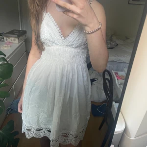 Zara klänning - Super fin zara klänning perfekt för midsommar. Är i ett bra sick inga defekter, använd 2gg 