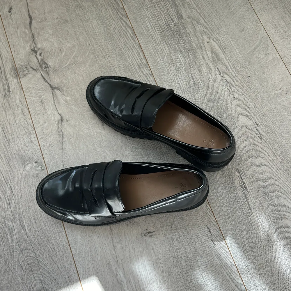 Svarta loafers från H&M! Använda men i fint skick💕storlek 39. Skor.