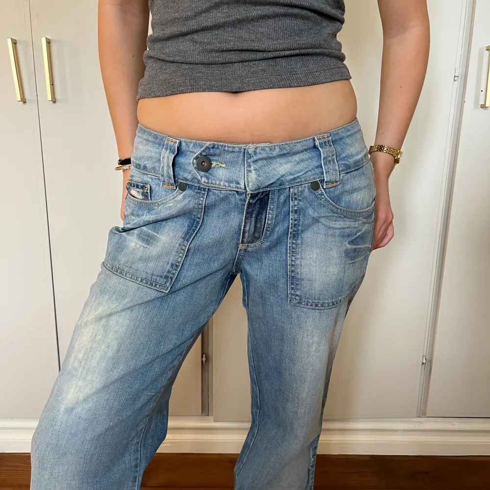 Midjemått(rätt över): 39 Innerbenslängd: 79 Modellen är: 168  (Lite stora på mig)  Skriv om ni har några frågor💗//Perfectjeans. Jeans & Byxor.