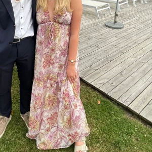 Zara klänning / Midsommarklänning - Säljer denna jättefina långklänningen från Zara. Perfekt till sommaren och typ midsommar. Använd en gång förra året, går inte att köpa längre då den är från förra året💞 skriv för frågor