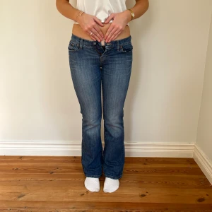 Lågmidjade jeans - Midjemått(rätt över): 36 Innerbenslängd: 75 Modellen är: 168  (Lite små på mig)  Skriv om ni har några frågor💗//Perfectjeans